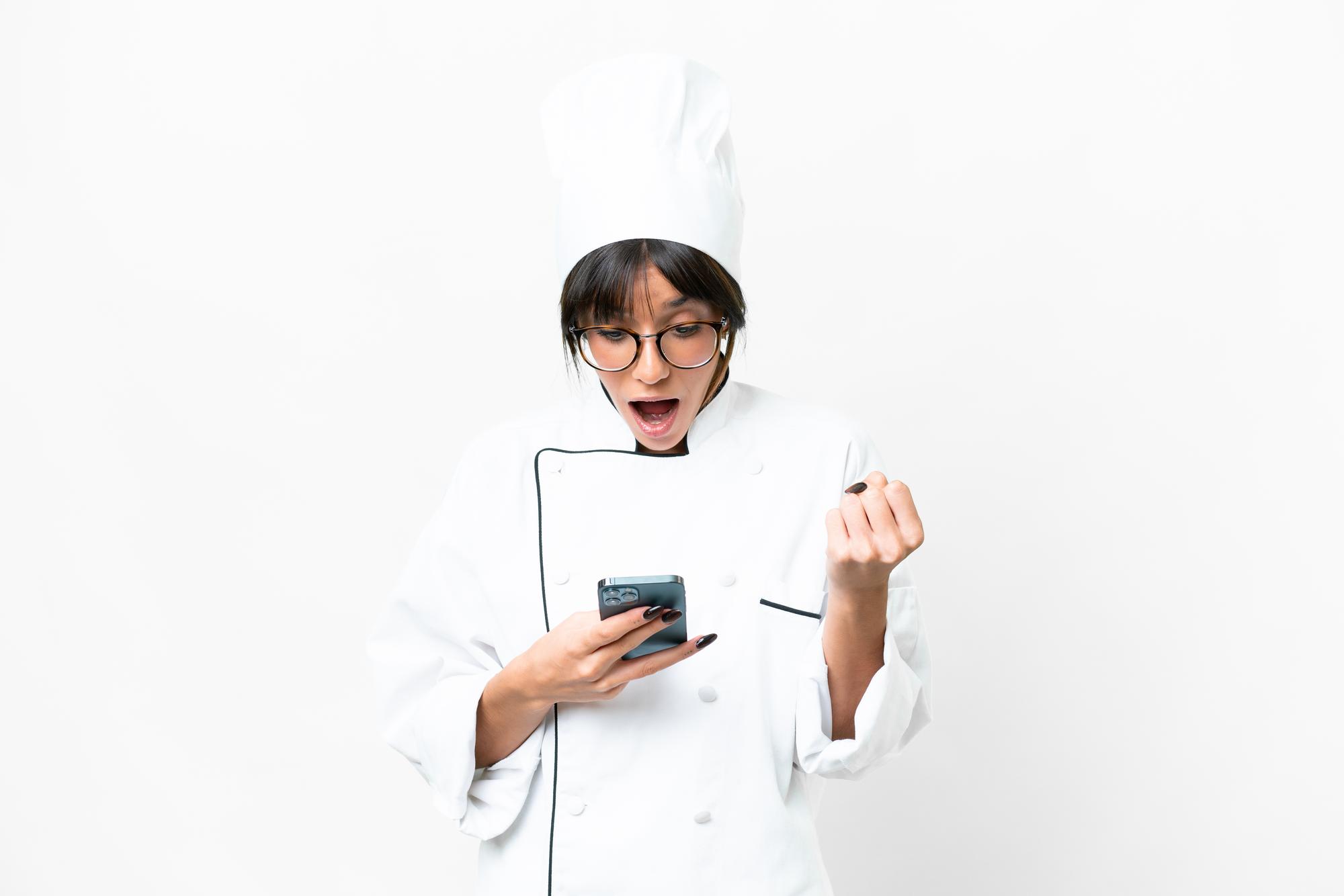 Chef giovane che cucina in cucina moderna